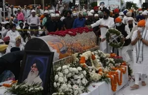 चंडीगढ़ से रवाना हुई बादल की पार्थिव देह, PM मोदी ने दी श्रद्धांजलि, मजीठिया चला रहे एंबुलेंस, देखें तस्वीरें