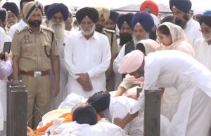 सरकारी सम्मान के साथ किया गया परकाश सिंह बादल का अंतिम संस्कार, पिता के शव के साथ लिपटकर रोए सुखबीर बादल, देखें तस्वीर