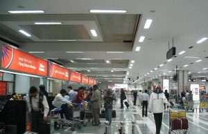 यूके जा रही बुजुर्ग महिला से अमृतसर एयरपोर्ट पर लोडर ने धोखे से लूटे गहने, लंदन पहुंचकर हुआ खुलासा, पुलिस ने किया गिरफ्तार, पढ़ें