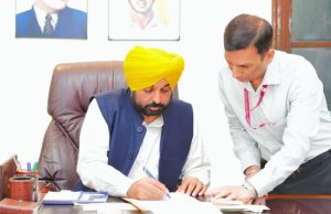 पंजाब में आज पूरे 2 बजे बंद हो गए सरकारी दफ्तर, सुबह 7.30 बजे खुले थे, सीएम मान भी पूरे समय पर पहुंचे दफ्तर, पढ़ें