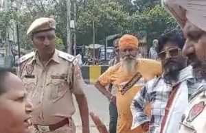 ‘गैंगस्टर’ कहने पर जालंधर में ट्रैफिक मुलाजिमों से भिड़ गया युवक, बोला-खाली पेट ड्यूटी पर जा रहा था ताकि लेट ना हो जाऊं, आपने मुझे गैंगस्टर कैसे कहा, मुझे गोली मार दो, देखें वीडियो
