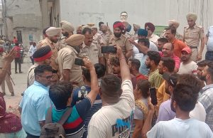 जालंधर के सईपुर में डॉ. भीम रॉव अंबेडकर का बुत्त उतारने को लेकर भारी हंगामा, विरोध कर रहे बसपा नेता बलविंदर कुमार को पुलिस ने उठाया, हुई हाथापाई