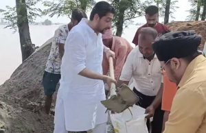 जालंधर वेस्ट के विधायक शीतल अंगुराल भी पहुंचे बाढ़ प्रभावित इलाकों में, पानी रोकने के लिए खुद भरी मिट्टी की बोरियां, पढ़ें