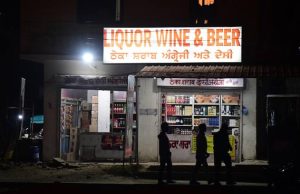 बड़ी खबर : अमृतसर में शराब ठेका लूटने आए तीन लुटेरों ने चलाई गोलियां, सेल्समैन जख्मी