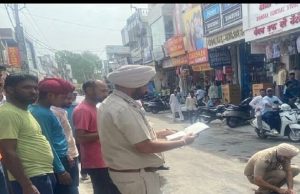 पंजाब से बड़ी खबर, बीच बाजार गंडासे से पत्नी पर जानलेवा हमला, खून से लथपथ हुई पूरी सड़क, लोगों ने ईंटें मारकर भगाया, पढ़ें