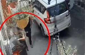 घर में घुसकर भजन गायिका पर की थप्पड़ों की बरसात