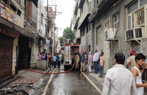 3 मंजिला फैक्ट्री में लगी आग