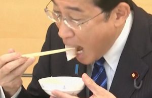 चीन के भड़कने के बाद भी मछली खाते हुए दुनिया को क्या दिखाना चाह रहे जापानी पीएम, जानें