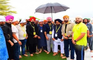 पंजाबी फिल्मों के खास कलाकारों ने पाक के करतारपुर साहिब गुरुद्वारा में टेका माथा