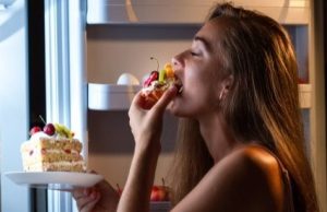 आप भी खाते हैं जल्दबाजी में खाना तो हो जाएं सावधान, हो सकते हैं इन बीमारियों का शिकार