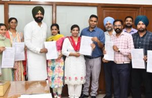 Punjab: पंचायत मंत्री ने 10 नए स्टेनों को सौंपे नियुक्ति पत्र