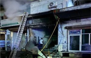 आधी रात को हुआ जोरदार धमाका! Highway तक उड़ते गए कांच के टुकड़े