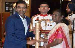 राष्ट्रपति द्रौपदी मुर्मू ने क्रिकेटर रविचंद्रन अश्विन को खेल के क्षेत्र में पद्म श्री पुरस्कार से किया सम्मानित