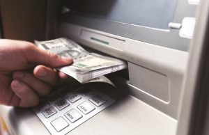 ATM से पैसे निकालने पर बढ़ेगा खर्च, 1 मई से लागू होगा नया चार्ज