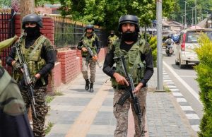 JK: कुलगाम में सेना का सर्च ऑपरेशन, आतंकियों के छिपे होने की खबर