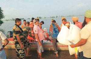 Punjab में बाढ़ पीड़ितों के लिए मसीहा बने सीमा सुरक्षा बल के जवान, 14 लोगों को किया रैस्क्यू