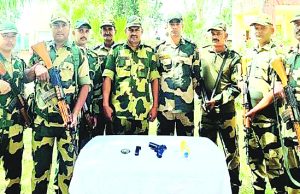 BSF ने अमृतसर के सीमांत गांवों के पास 3.675 किलो हैरोइन और पिस्तौल बरामद