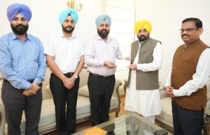 PCS अधिकारी संघ ने मुख्यमंत्री राहत कोष के लिए मुख्यमंत्री को 12 लाख रुपये के चेक सौंपे