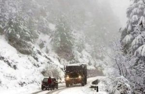 Jammu-Srinagar NH दूसरे दिन भी बंद, बर्फबारी से पहाड़ी इलाकों में जनजीवन ठप
