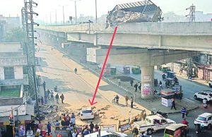 Ludhiana: एलिवेटिड पुल की रिटेनिंग वॉल से टकराया ट्रक, गेहूं से भरी बोरियां गिरी पुल से निचे