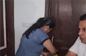 Jalandhar: रंगरलिया मना रहा था पति, मौके पर आई पत्नी ने कमरा कर दिया Lock