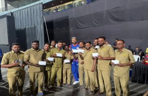 Hardik Pandya की दिलदारी, 10-10 लाख के चेक बांटकर पूरा किया अपना वादा