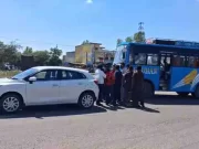 Jalandhar-Phagwara नेशनल हाईवे पर बस-कार की टक्कर:कार का गाटर टूटा, हादसा टला, दोनों चालकों ने एक दूसरे पर लगाए आरोप