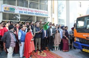 ‘ਫੂਡ ਸੇਫਟੀ ਆਨ ਵ੍ਹੀਲਜ਼’ ਨੂੰ ਸਿਹਤ ਮੰਤਰੀ ਨੇ ਹਰੀ ਝੰਡੀ ਵਿਖਾ ਕੇ ਕੀਤਾ ਰਵਾਨਾ