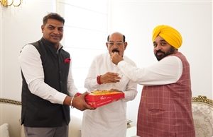 Punjab News: ਮੁੱਖ ਮੰਤਰੀ ਭਗਵੰਤ ਮਾਨ ਨੂੰ ਮਿਲੇ ਮੋਹਿੰਦਰ ਭਗਤ ਨੇ ਵਿਧਾਇਕ ਵਜੋਂ ਚੁੱਕੀ ਸਹੁੰ, ਮੁੱਖ ਮੰਤਰੀ ਮਾਨ ਤੇ ਸਪੀਕਰ ਸੰਧਵਾਂ ਰਹੇ ਮੌਜੂਦ