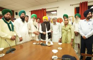 Punjab News: ਚੰਡੀਗੜ੍ਹ ‘ਚ CM ਤੇ ਕਿਸਾਨਾਂ ਦੀ ਮੀਟਿੰਗ: ਸ਼ਹੀਦ ਸ਼ੁੱਭਕਰਨ ਦੇ ਪਰਿਵਾਰ ਨੂੰ ਦਿੱਤਾ 1 ਕਰੋੜ ਰੁਪਏ ਦਾ ਚੈੱਕ