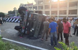 ਜਲੰਧਰ-ਪਠਾਨਕੋਟ ਨੈਸ਼ਨਲ ਹਾਈਵੇ ‘ਤੇ ਬੇਕਾਬੂ ਫ਼ੌਜੀ ਟਰੱਕ ਪਲਟਿਆ, ਡਰਾਈਵਰ ਸਣੇ ਤਿੰਨ ਫ਼ੌਜੀ ਜ਼ਖ਼ਮੀ