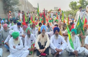 SKM ਦੇ ਸੱਦੇ ‘ਤੇ ਕਿਸਾਨਾਂ ਨੇ ਇਹ ਨੈਸ਼ਨਲ ਹਾਈਵੇਅ ਵੀ ਕੀਤਾ ਬੰਦ, ਸਰਕਾਰ ਨੂੰ ਦਿੱਤਾ 10 ਦਿਨ ਦਾ ਅਲਟੀਮੇਟਮ