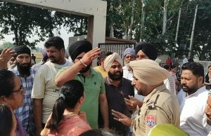 Jalandhar ਬਾਥਰੂਮ ‘ਚੋਂ ਮੋਬਾਈਲ ‘ਤੇ ਬਣਾਉਂਦਾ ਸੀ ਕੁੜੀਆਂ ਦੀਆਂ ਵੀਡੀਓ, ਮਾਪਿਆਂ ਨੇ ਕਾਨਵੈਂਟ ਸਕੂਲ ਦੇ ਬਾਹਰ ਕੀਤਾ ਹੰਗਾਮਾ