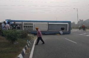 Bus Accident: ਸਵਾਰੀਆਂ ਨਾਲ ਭਰੀ ਟੂਰਿਸਟ ਬੱਸ ਪਿੰਡ ਜਾਡਲਾ ਨੇੜੇ ਪਲਟੀ, 20 ਤੋਂ ਜ਼ਿਆਦਾ ਲੋਕ ਜ਼ਖ਼ਮੀ