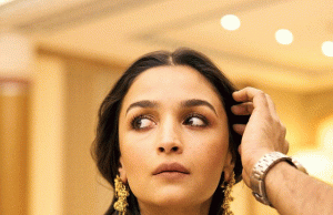 Alia Bhatt ਨਾਲ ਸੈਲਫੀ ਲੈ ਰਹੇ ਪ੍ਰਸ਼ੰਸ਼ਕ ਨੂੰ Bodyguard ਨੇ ਘਸੀਟਿਆ, ਗੁੱਸੇ ‘ਚ ਅਦਾਕਾਰਾ ਨੇ ਝਿੜਕਿਆ