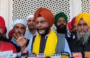 Amritsar ਨੂੰ ਪਵਿੱਤਰ ਸ਼ਹਿਰ ਦਾ ਦਰਜਾ ਦੇਣ ਦੀ ਮੰਗ ਹੋਈ ਤੇਜ਼, ਭਾਜਪਾ ਆਗੂ ਨੇ ਜੱਥੇਦਾਰ ਨੂੰ ਸੌਂਪਿਆ ਮੰਗ ਪੱਤਰ