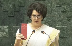 ਪ੍ਰਿਯੰਕਾ ਗਾਂਧੀ ਨੇ ਸੰਵਿਧਾਨ ਦੀ ਕਾਪੀ ਲੈ ਕੇ ਚੁੱਕੀ ਲੋਕ ਸਭਾ ਐਮਪੀ ਦੀ ਸਹੁੰ, ਵਿਰੋਧੀਆਂ ਦੇ ਹੰਗਾਂਮੇ ਤੋਂ ਲੋਕ ਸਭਾ ਮੁਲਤਵੀ