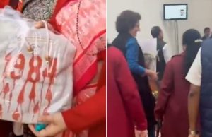 ਮਹਿਲਾ MP ਨੇ Priyanka Gandhi ਨੂੰ ਫੜਾਇਆ 1984 ਲਿਖਿਆ ਹੋਇਆ ਥੈਲਾ