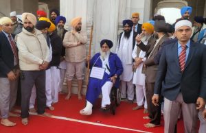 Sukhbir Singh Badal ਵੱਲੋਂ ਗਲੇ ‘ਚ ਤਖਤੀ ਤੇ ਹੱਥ ‘ਚ ਬਰਛਾ ਲੈ ਕੇ ਸੇਵਾ ਸ਼ੁਰੂ, ਸ੍ਰੀ ਅਕਾਲ ਤਖ਼ਤ ਤੋਂ ਹੋਈ ਸਜ਼ਾ