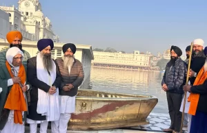 Golden Temple:ਕੈਨੇਡਾ ਦੇ NRI ਦਾ ਅਨੋਖਾ ਤੋਹਫ਼ਾ, ਹਰਿਮੰਦਰ ਸਾਹਿਬ ਦੇ ਸਰੋਵਰ ‘ਚ ਉਤਰੀ ਸੁਨਹਿਰੀ ਕਿਸ਼ਤੀ