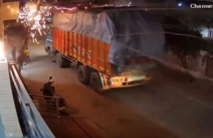 Jalandhar ‘ਚ Overloaded ਟਰੱਕ ਨੇ ਗਿਰਾਇਆ ਬਿਜਲੀ ਦਾ ਖੰਭਾ, ਬਾਲ-ਬਾਲ ਬਚੇ ਲੋਕ