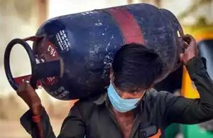 Budget ਤੋਂ ਪਹਿਲਾਂ ਗੈਸ ਸਿਲੰਡਰ ‘ਤੇ ਰਾਹਤ, ਜਾਣੋ ਕਿੰਨੀ ਹੋਈ LPG ਦੀ ਕੀਮਤ