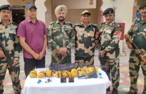 BSF ਨੇ Pakistan Border ਤੋਂ ਫੜ੍ਹੀ 23 ਕਰੋੜ ਰੁਪਏ ਦੀ ਹੈਰੋਇਨ, 2 ਪਿਸਤੌਲ ਅਤੇ 2 ਸਮਾਰਟਫੋਨ ਬਰਾਮਦ