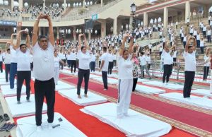 ਵਾਹਗਾ ਬਾਰਡਰ ‘ਤੇ ਮਨਾਇਆ ਗਿਆ Yoga Day, BSF ਜਵਾਨਾਂ, ਸਰਹੱਦੀ ਪਿੰਡਾਂ ਦੇ ਨਾਗਰਿਕਾਂ ਤੇ ਸਕੂਲੀ ਬੱਚਿਆਂ ਨੇ ਕੀਤਾ ਯੋਗਾ ਅਭਿਆਸ