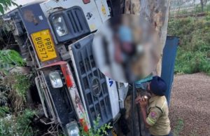 Jalandhar: ਬੇਕਾਬੂ ਕੈਂਟਰ ਦਰੱਖਤ ਨਾਲ ਟਕਰਾਇਆ, ਡਰਾਈਵਰ ਦੀ ਮੌਕੇ ‘ਤੇ ਹੀ ਮੌਤ, ਨੀਂਦ ਕਾਰਨ ਹੋਇਆ ਹਾਦਸਾ