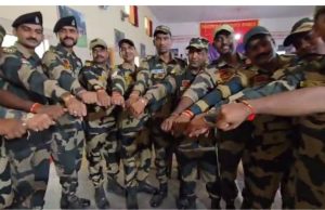 Raksha Bandhan ਦੀਆਂ ਰੌਣਕਾਂ, ਔਰਤਾਂ ਤੇ ਬੱਚਿਆਂ ਨੇ ਪੁਲਿਸ ਤੇ BSF ਜਵਾਨਾਂ ਦੇ ਬੰਨ੍ਹੀ ਰੱਖੜੀ