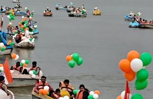 Chandigarh ‘ਚ ਤਿਰੰਗੇ ਨਾਲ ਸਜੀ ਸੁਖਨਾ ਝੀਲ: ਅਸਮਾਨ ਵਿੱਚ ਲਹਿਰਾਏ ਗੁਬਾਰੇ, ‘ਭਾਰਤ ਮਾਤਾ ਕੀ ਜੈ’ ਦੇ ਨਾਅਰਿਆਂ ਨਾਲ ਗੂੰਜਿਆ ਮਾਹੌਲ