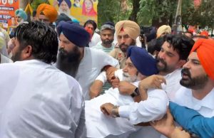 ਅਕਾਲੀ ਆਗੂ ਸਿਕੰਦਰ ਸਿੰਘ ਮਲੂਕਾ ਦੀ ਵਿਗੜੀ ਸਿਹਤ, ਬਠਿੰਡਾ ‘ਚ ਪ੍ਰਦਰਸ਼ਨ ਦੌਰਾਨ ਮੀਡੀਆ ਨੂੰ ਸੰਬੋਧਨ ਕਰਦੇ ਹੋਏ ਬੇਸੁੱਧ