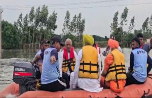 ਹੜ੍ਹ-ਪੀੜਤ ਪਿੰਡਾਂ ‘ਚ ਪਹੁੰਚੇ ਮੰਤਰੀ ਬਰਿੰਦਰ ਕੁਮਾਰ ਗੋਇਲ, ਹਰ ਪ੍ਰਕਾਰ ਦੀ ਮਦਦ ਦਾ ਦਿੱਤਾ ਭਰੋਸਾ