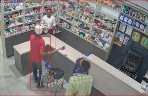 ਫਿਲਮੀ ਸਟਾਈਲ ‘ਚ ਮੈਡੀਕਲ ਸਟੋਰ ‘ਚ ਲੁੱਟ: ਦੋ ਲੁਟੇਰੇ ਭੱਜਣ ਵਿੱਚ ਕਾਮਯਾਬ, ਇੱਕ ਨੂੰ ਲੋਕਾਂ ਨੇ ਫੜਿਆ